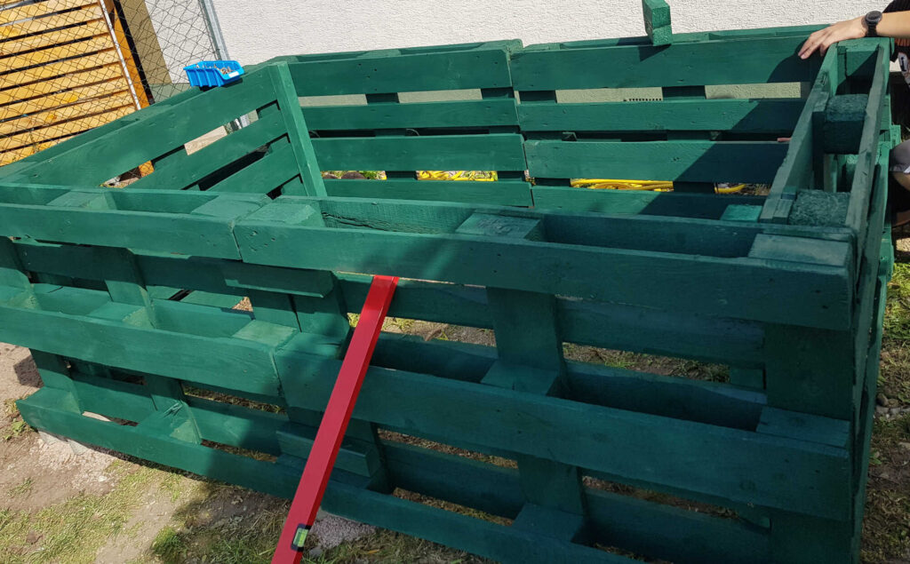Paletten zu Hochbeet verbinden